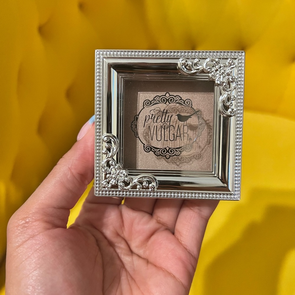 Pretty Vulgar shimmering swan highlighter/ illuminateur